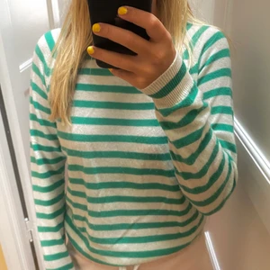 Zara tröja  - Säljer denna sjukt populära tröja från zara som jag köpte för en vecka sedan. Det är inte riktigt min stil så har bestämt mig för att sälja den nu. Nypris 559kr och säljer för 370kr! Använd endast 1 gång men den är lite nopprig (man kan se det om man zoomar in) inget som syns speciellt mycket. Den är i storlek S. Hoppas nån är intresserad💞