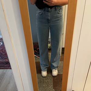 Säljer ett par super fina Zara high rise full length jeans! De är sparsamt använda och i fint skick!! Skriv privat om du är intresserad🥰