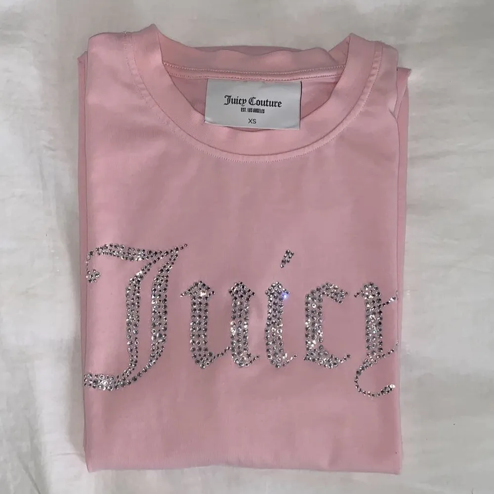 HELT oanvänd Juicy tröja. Köpt för ett tag sen men inte riktigt min stil. Kanske passar den bättre i din garderob 💞 (HÖGSTA BUD 300kr). T-shirts.