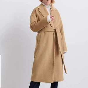 Ullkappa från GinaTricot - Fin, använd några få gånger. Gina Tricot Premium Quality, yllekappa, storlek 40, ganska lång i längden. Ärmarna är lite kortare..