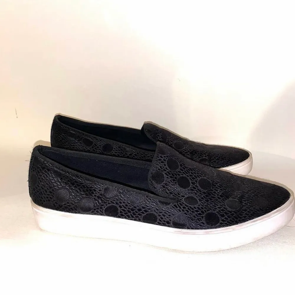 Superfina slip-ons från Vagabond i storlek 38. Använda ett fåtal gånger därav nyskick. Endast lite smutsiga på den vita sulan💕💕 Nyspris: 799kr. Skor.