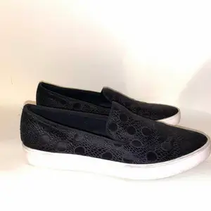 Superfina slip-ons från Vagabond i storlek 38. Använda ett fåtal gånger därav nyskick. Endast lite smutsiga på den vita sulan💕💕 Nyspris: 799kr