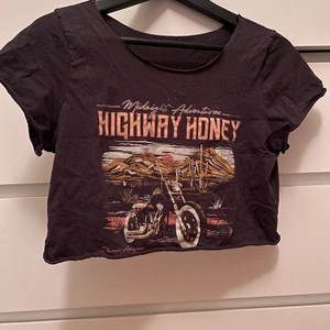 T-shirt - Brun cropped t-shirt från Gina som jag klippt själv.