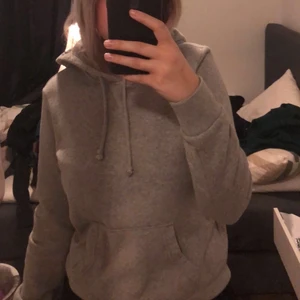 Ljusgrå hoodie - Mysig ljusgrå hoodie i storlek XS så den sitter väldigt tight på mig och gillar inte den passformen. 