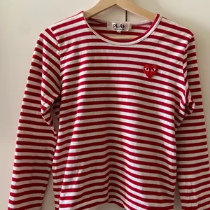 Säljer min fina Comme des garçon tröja!💕 - Säljer min tröja då jag inte använt den så mycket som jag tänkt! Är i ett fint skick i storlek M men funkar även bra för S som är min storlek🌟 