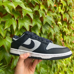 Nike dunk low georgetown. storlek 40.5 - Nike dunk low georgetown. storlek 40.5.  Pris 1799.