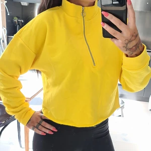 Tjocktröja med zipper - Oanvänd. Kort modell med mjuk "fleece tyg" inuti. Strl xs/s