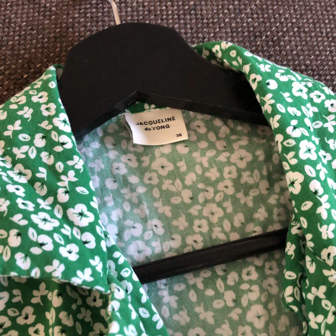 En grön blommig klänning  - 91