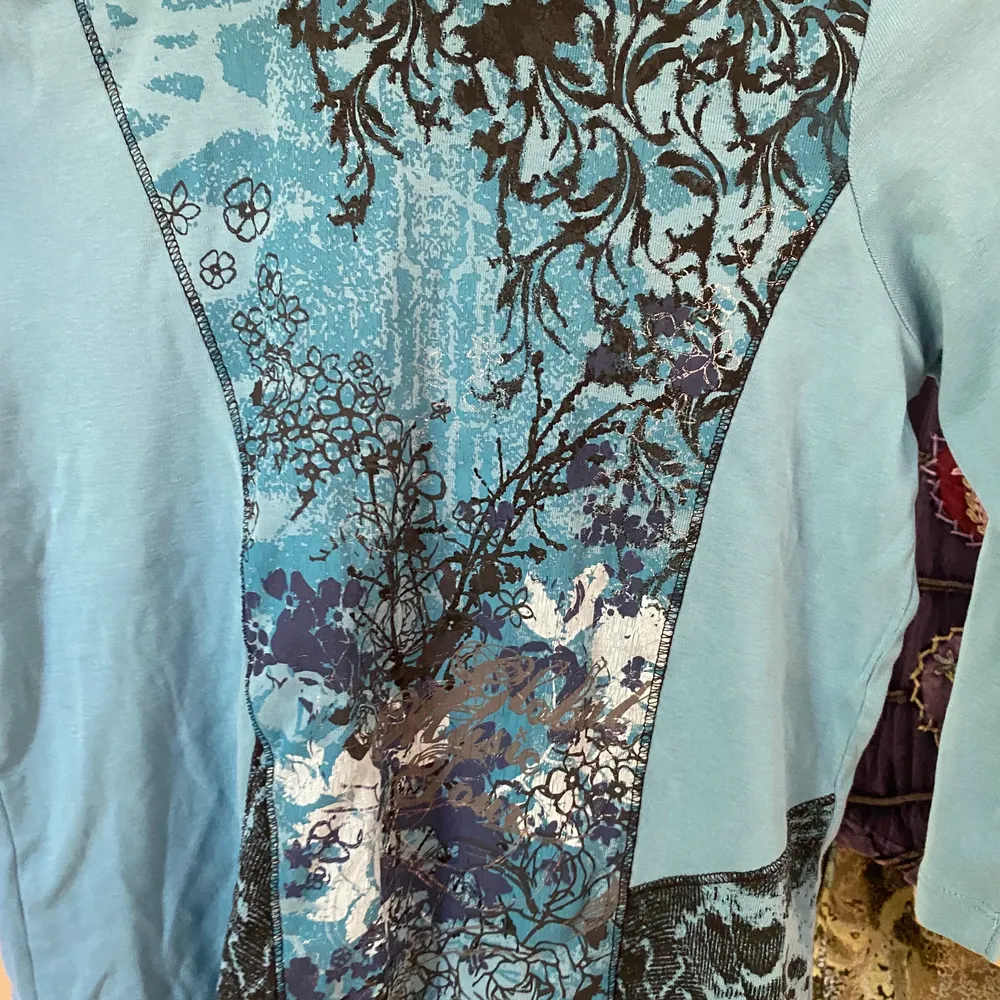 jättecool blå tröja från sellpy säljer pga att jag inte använder! 70kr + frakt <3. Toppar.