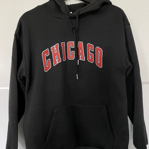 Svart hoodie - Svart hoodie med tryck💕