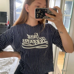 Cropped t-shirt  - Cool cropped basketinspirerad t-shirt, randig mörkblå och vit. Tjockt hållbart material. Passar strl Xs-M beroende på hur man föredrar passformen.🌟