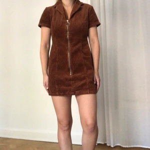 Manchester klänning - Glamorous Petite  - Superfin klänning i Manchester. Kort på mig som är 1.60cm🌻