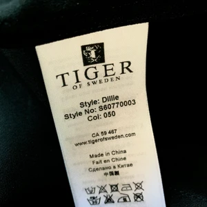 Tiger of sweden crop top - Jättefin svart blus från Tiger of sweden med hög krage som knäpps i nacken.   Använd vid cirka 3 tillfällen 95% polyester. 