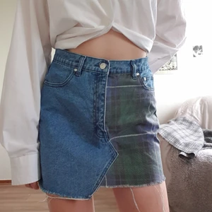 Jeanskjol med tryck - Ascool jeanskjol med rutigt tryck på ena halvan av framsidan! 