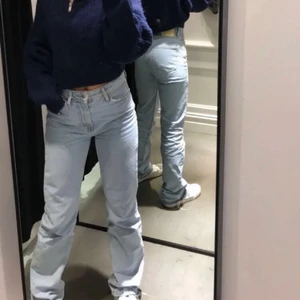 Zara jeans  - Fina Zara jeans i modellen 90s high waist full length. Säljer då de inte kommer till användning💙 