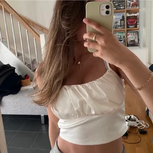 Satinlinne från H&M - Jättegulligt satinlinne från H&M. Använt typ 1 gång. Frakt tillkommer på 51kr spårbart. Första bilden är lånad