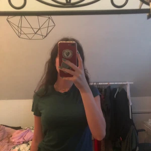 Blå t-shirt - Säljer denna toppen från bikbok. Det är väldigt skönt material  och priset går att sänka vid snabb affär:) det står på den att det är en XS men skulle säga att S absolut funkar.