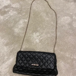 Väska från love moschino - Superfin quiltad  & rymlig väska från love moschino. Fint skick, säljer för att den inte kommer till användning längre. Hör av er om frågor & om ni är intresserade ❣️❣️❣️❣️❣️frakt tillkommer