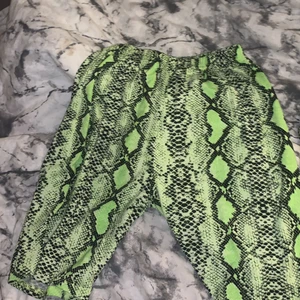 Strl s - Ett par cykelbyxor och en topp. Används 2gånger. Sitter väldigt fint! Väldigt cool färg. Säljer pga har aldrig tillgång till användning ❤️ betalning sker via swish