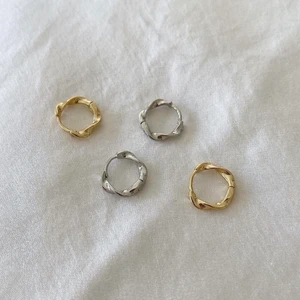 Örhängen - Superfina örhängen i både guld och silver, finns att köpa. De är i sterling silver samt den i guld är guldpläterad. De går även att köpa styckvis för 69kr styck, men ett par för 119kr💘 Skriv till mig privat om du är intresserad! Frakt kostar 13kr