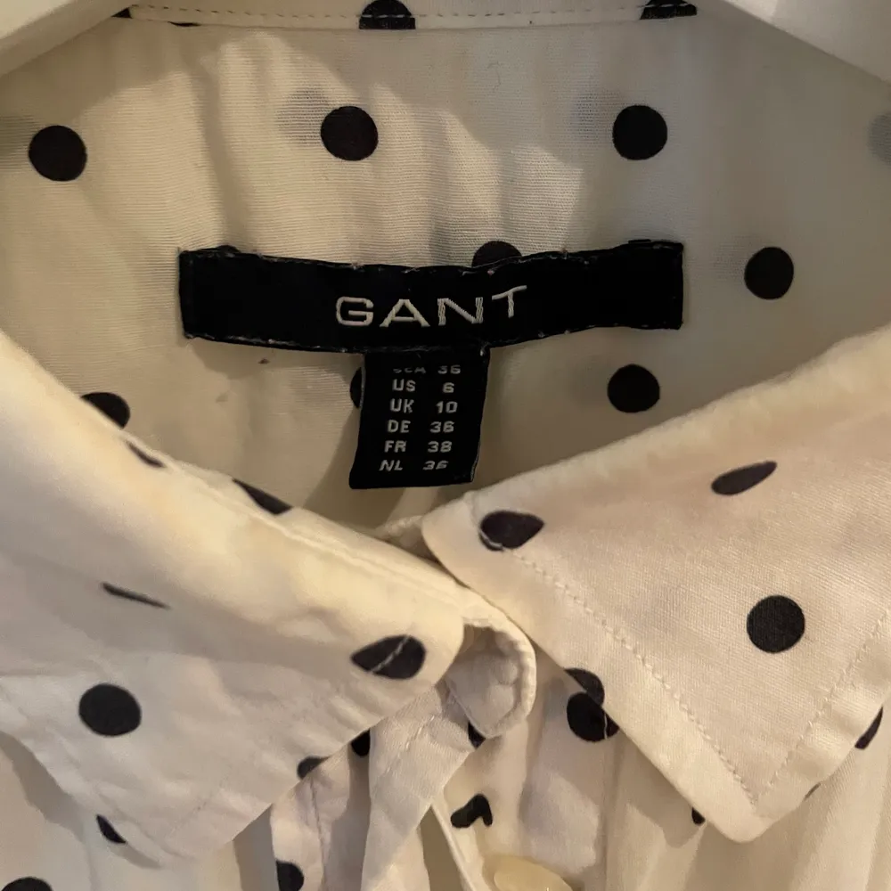 Prickig skjorta från Gant, storlek 36, använd men bra skick. Paidat.