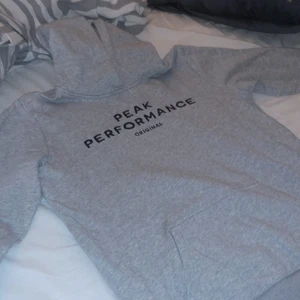 Peak performance hoodie - Jätte fint skick! Storlek 170, sitter som xs/s beroende på hur man vill att den ska sitta❤️frakt tillkommer