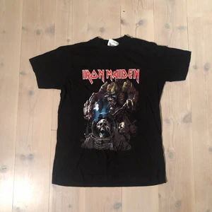 Vintage Iron Maiden tröja från - Storlek: S, cond: 9/10 lite cracking på trycket, från deras the final fronteir world tour 2010!