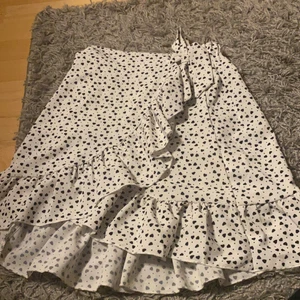 Kjol storlek S - Jätte fin kjol men tyvärr aldrig använd då jag beställde den i förliten storlek
