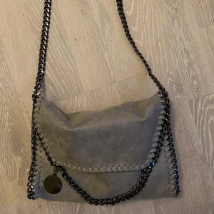 stella mccartney väska - Säljer min älskade stella mccartney liknande väska. Köpt för ca 2 veckor sedan och den är i gott skick❤️ Säljer direkt för 450. Köparen står för frakten❤️