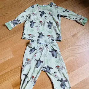 Fin pyjamas i storlek 80. Inga hål eller fläckar använd fåtal gånger!