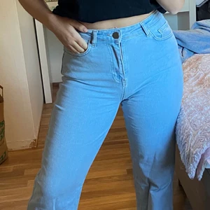 Visa jeans - HIGH WAIST - Dessa är använda ca 2 gånger bara, dom sitter väldigt bra och är jätte bekväma:)) nypriset var 550kr jag säljer dessa för ca 390, köparen står även för frakt☺️☺️(kan mötas upp i falun/Borlänge om man bor i närheten istället för frakt)