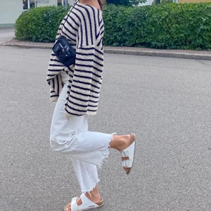 Randig tröja  - Säljer min stickade tröja i ett randigt mönster från Zara. Ränderna är svart och vita. Tröjan är i strl. M/L. Jag på bilden har vanligtvis S i mina kläder. Frakt på 66kr tillkommer🤍