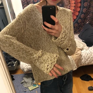 Stickad tröja  - Verkligen superfin! Beige/benvit i färgen. 