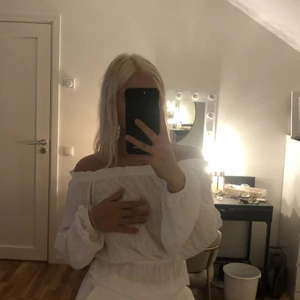 Vit off shoulder tröja  - Vit off shoulder tröja från hm, storlek xs men passar även s , jätte söt o skön 