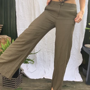 Gröna linnebyxor - Jättesköna gröna linne-byxor, köpt second hand, använder inte längre för tycker att de är för små