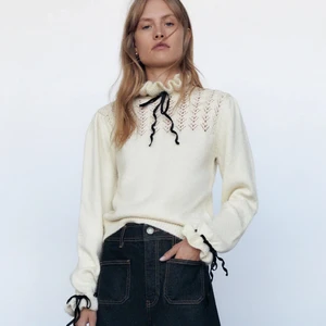 Zara tröja med knytningar  - Stickad tröja med knytningar från Zara. Endast använd 2 gånger. Säljer pga att jag tror inte jag kommer få så mycket mer användning av den. Storlek M men skulle även passa en S beroende på vilken passform man vill ha. Kan fixa egna bilder ifall det önskas.