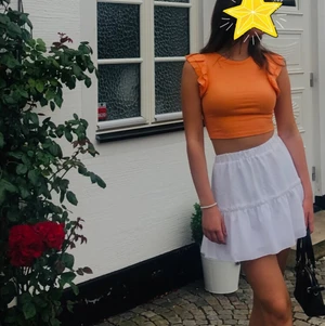 Orange topp🧡 - Säljer den oranga toppen på bilden🧡 Den är köpt på Zara i somras och använd vid ett tillfälle! 