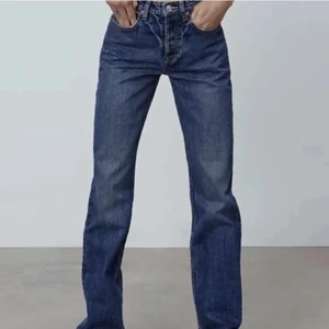 byxor från zara - säljer jeansen från zara som är helt slutsålda💕 Råkade beställa jeansen i en förstor storlek och därav säljer jag dom. De är storlek 40 men kan även passa en 38 