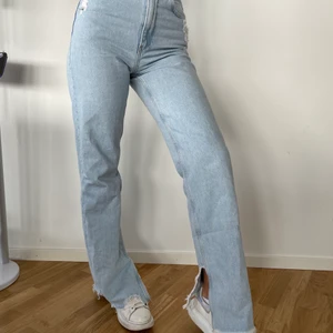 Zara jeans - Slåtsålda jeans från zara med slits, assnygga men har för många jeans så måste rensa! Strl 38 men passar 36 om man vill ha de mer oversize🤎 direktpris 450kr + frakt!