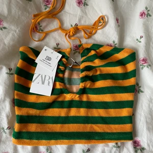 Randig zara topp - Säljer nu denna supercoola oanvända (prislapp kvar) zara toppen, har tyvärr aldrig kommit till användning🥰🥰  priset är exklusive frakt💕 kram