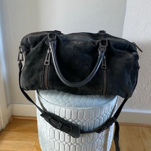 Zadig & Voltaire Sunny bag - Jag säljer en sliten väska från Zadig & Voltaire i modellen Sunny. Väskan är i svart mocka och nypris var mellan 4000-5000kr men den är sliten så säljer den därav väldigt billigt. På ena kortsidan där man fäster remmen är fästet sönder (se bild 3) men det går säkerligen att fixa om man tar den till en skomakare eller läderverkstad eller liknande. Utöver detta är väskan i ett allmänt använt skick. Det är en otroligt fin modell, den rymmer väldigt mycket. Mått är ca bredd 34cm höjd 23cm djup 17cm.