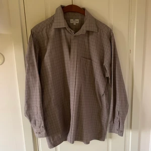 Skjorta strl XL - Helt oanvänd skjorta i storlek XL herr. Helt ny. Jag står inte för frakt eller postens slarv🥰