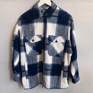 Skjort jacka  - Säljer denna populära blå rutiga skjort jackan från zara. Storlek: S💗