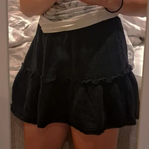 Svart kjol  - Helt oanvänd kjol från shein  i storlek S Den är inte genomskinlig men relativt kort. Har en likadan och är jättenöjd. Frakt beror på 