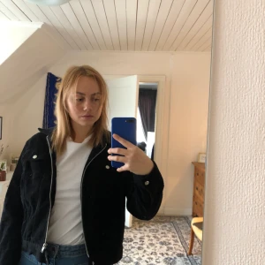 Svart Manchester jacka  - Svart Manchester jacka med silvriga detaljer från NA-KD, köpare står för frakt :) 