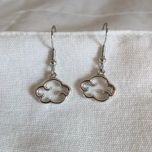 Moln örhängen  - Krokarna är nickelfria (kan innehålla spår av nickel). Betalning via swish☁️
