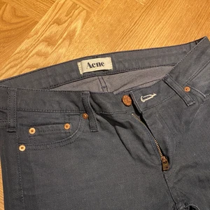 Acne jeans strl 27/32 - Ett par acne jeans med en super cool grå färg! Knappt använda, i mycket bra skick. Nypris för dessa är runt 2000kr men jag säljer för ❌350❌ 220kr exklusive frakt. Tveka inte att höra av er vid ytligare frågor eller funderingar🥰