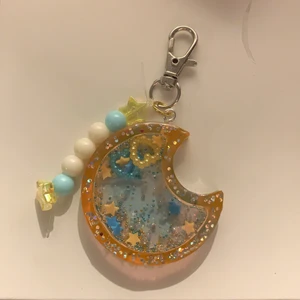 orange/blue key ring! - resin shaker i blå och orange. pärlorna inne rör sig om man skakar de!!