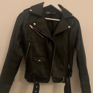 Skinnjacka från zara - Populär skinnjacka från zara i strl xs som jag inte får användning av! Gott skick förutom att ett litet hål i fickan men inget som syns utåt. Lite tajt i armarna men annars sitter den som en smäck. Pris kan diskuteras 