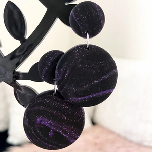 Örhängen svarta - Örhängen av glitter fimo  lera. Dm för mer info